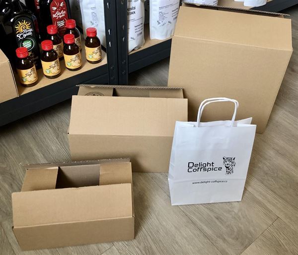 Různé typy obalů a balení produktů od Delight CoffSpice, včetně krabic a tašky'